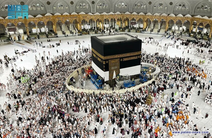 السعودية.. رفع كسوة الكعبة استعدادا لموسم الحج